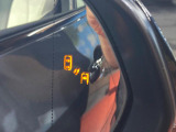 【ブラインドスポットモニター】走行中、ドアミラーの死角になりやすい箇所に後続車が接近するとサイドミラーのレンズに警告を表示!ドライバーに注意喚起をしてくれます。