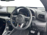 ドライバーファーストのコクピットを実現するために、スペースやレイアウトの工夫を施すことで、運転に集中しやすく、走りを存分に楽しめる設計になっています。