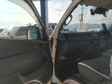 運転席ドア開放時のドア開口部およびステップ周りの写真です。ステップ部の擦れ傷やドアアームレスト周りのコンディションについて画像にてご確認ください。