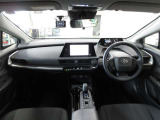 室内は、圧迫感の少ない広々とした空間と運転に集中できるコックピットを両立。