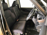 運転席の座面高さを調整できるシートリフターが付いています。フロントシートはベンチシートを採用で、座面も広く使い勝手もいいですよ♪