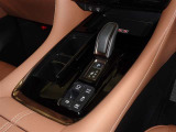 電動パーキングブレーキ・ブレーキホールドを装備してます。ホールド機能は信号待ちが多い一般道で疲労軽減になり、大好評です!