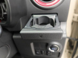 カップホルダーは運転席や助手席からちょうど手の届く位置です!!