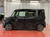 【スマートアシスト搭載車】 衝突回避支援ブレーキ機能(対車両・歩行者)、衝突警報機能(対車両・対歩行者)、誤発信抑制制御機能などのさまざまな機能で安全な運転をサポートします