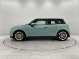 3ドアならではのコンパクトで引き締まったボディ。MINIらしい軽快な取り回しと、スポーティなスタイリングを楽しめます。