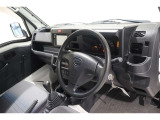 運転席から見たインパネ周りです。シートからはメーターはもちろん、広く周りを見渡せるフロントウィンド&インパネはリラックスして運転に集中することが出来ます!