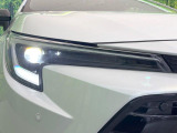 【LEDヘッドライト】悪天候や夜間走行時も良好な視界を確保し安心して運転できる高輝度LEDヘッドライトを装備!点灯速度が早く、消費電力も抑えられています。