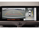 【パノラミックビューモニター】 後退時に車両の後ろ側を表示するだけでなく上から見たような映像で車庫入れなどバックする際に安心です。