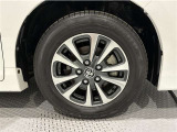 アルミホイールを装備、タイヤサイズは195/65R15です。