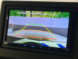 【バックカメラ】駐車時に後方がリアルタイム映像で確認できます。大型商業施設や立体駐車場での駐車時や、夜間のバック時に大活躍!運転スキルに関わらず、今や必須となった装備のひとつです!