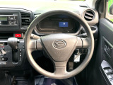 インテリアに合わせたデザインのステアリングは、運転される方のことも考え、運転しやすい形状、大きさです。是非一度、実際に触ってお確かめください。