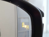 ブラインドスポットモニター装備。隣車線を走る車両を検知。ドアミラーでは確認しにくい後方、側方エリアに存在する車両や急接近してくる車両も検知しドアミラーに搭載されたLEDインジケーターが点灯します。