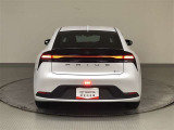 横一線にシャープな光を放つ、リヤコンビネーションランプ!特徴的な見た目で、後続車からの視認性を確保!