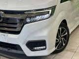 【LEDヘッドライト】悪天候や夜間走行時も良好な視界を確保し安心して運転できる高輝度LEDヘッドライトを装備!点灯速度が早く、消費電力も抑えられています。