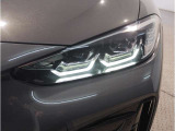 【LEDヘッドライト】先進のLEDテクノロジーを採用。放射される白色光の周波特性は太陽光に近く、バイキセノン・ヘッドライトを上回るコントラストで更に明るく輝きます!