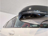 BMWのミラーは車種によって異なりますがレーンチェンジウォーニングが装備されております。詳しくは当店スタッフまでお問い合わせくださいませ。