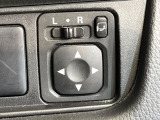 【電動格納ミラー】サイドミラーは電動格納式となっており、狭い駐車場でもキズがつくリスクを抑えられます。
