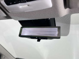 スマートルームミラーで後方の映像がルームミラーで確認できます。