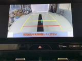 ディスプレイに後方の視界を表示し、車庫入れをサポート「距離目安線」「車幅延長線」およびステアリング操作に連動する「予想進路線」を画面に表示します。※必ず車両周辺の安全を直接確認してください。