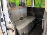 後部座席も気になるようなキズ・汚れやへたり等、大きなダメージはなく、良好な状態です。