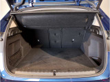 BMWではスペアタイヤが非搭載となるため、スペースは拡大されており、収納スペースとして利用可能。トランクの下にも収納スペースがあり、意外と役に立つスペースでございます。