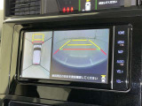 パノラミックビューモニターを装備。駐車場や交差点でクルマを真上から見るように周囲を確認できます。機能の詳細は販売店スタッフまでおたずねください。