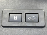 【パワーバックドア】スマートキーや運転席のボタンを押すだけでリアゲートが自動で開閉します!荷物を持っている時や、高い位置にあるバックドアを閉める際に便利な機能です♪