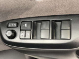 パワーウィンドのスイッチです。運転席に座りながら、助手席や後席の窓を開け閉めできるので大変便利ですよ。