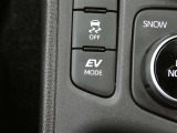 EVモードスイッチが付いています。早朝・深夜の住宅街や屋内駐車場などで、騒音や排気ガスを気にすることなく走行できます♪