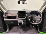 Aピラーの傾斜やヒップポイントの位置を最適化。ひらけた前方視界とノンストレスな運転姿勢で快適なドライブが楽しめます。