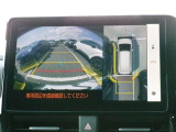 パノラミックビューモニター&バックモニター♪車両の前後左右に搭載した4つのカメラの映像を合成し、車を真上から見ているような映像を表示♪