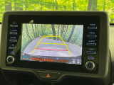【バックカメラ】駐車時に後方がリアルタイム映像で確認できます。大型商業施設や立体駐車場での駐車時や、夜間のバック時に大活躍!運転スキルに関わらず、今や必須となった装備のひとつです!