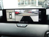 車体がシースルー(透過)して周囲の見通しを高めた設計の『360&deg;シースルービューモニター』を搭載。大きな車体でも、上空から見下ろす正確な視点で、狭い道や駐車をサポートします。