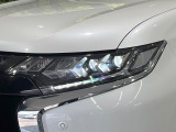 【LEDヘッドライト】悪天候や夜間走行時も良好な視界を確保し安心して運転できる高輝度LEDヘッドライトを装備!点灯速度が早く、消費電力も抑えられています。