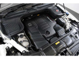 M256型3.0L直列6気筒ターボは出力435ps。電動スーパーチャージャーとターボの併用でターボラグを徹底排除し、どの回転域からでも即座に応答します。