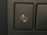 【プリクラッシュセーフティ】前方の車両等を検知し、衝突しそうな時は警報で注意を促し、ブレーキを踏む力をサポート。ブレーキを踏めなかった場合は衝突被害軽減ブレーキが作動、衝突回避をサポートします。