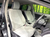 運転席まわりには十分なスペースがあり、大柄な方でもゆったり運転していただける環境です。