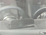 MINIの内装はとにかく『円』に拘ったデザインコンセプトが一目で伝わってきます。これほど円形に拘った車は他に御座いません。伝統のデザイン、トグルスイッチなど遊び心のある内装で御座います。