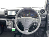 運転席まわりです。 各操作スイッチは使いやすい位置に配置されてます。
