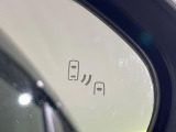 【ブラインドスポットモニター】走行中、ドアミラーの死角になりやすい箇所に後続車が接近するとサイドミラーのレンズに警告を表示!ドライバーに注意喚起をしてくれます。