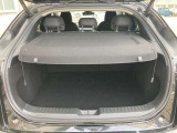 目隠しとなるトノカバーを備えた安心の荷室空間。外から荷物が見えないためプライバシーや防犯面でも安心です。6:4分割可倒式シートを採用し、荷物の大きさや乗員に合わせて柔軟にアレンジできます。