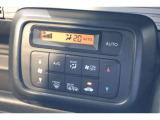 フルオートエアコンが装備されています!お好みの温度設定をするだけでエアコンの風量やモードの切り替えを自動でコントロールしてくれます!ユーザーの操作が少なく燃費走行にもつながります!
