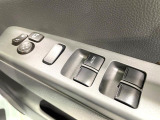 【電動格納ミラー】サイドミラーは電動格納式となっており、狭い駐車場でもキズがつくリスクを抑えられます。