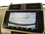 車庫入れの強い味方。後退時の死角をチェックするために便利です。