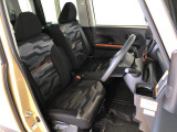 運転席の座面高さを調整できるシートリフターが付いています。フロントシートはベンチシートを採用で、座面も広く使い勝手もいいですよ♪