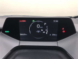 【トップマウントメーター】7インチディスプレイにミニマルなグラフィックメーターやLEDインジケーターを表示します。視線移動少なく表示が確認できる、運転に集中しやすい構成となっています。
