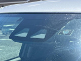 【スマートアシスト】走行中に前方の車両等を認識し、衝突しそうな時は警報とブレーキで衝突回避と被害軽減をアシスト。より安全にドライブをお楽しみいただけます。