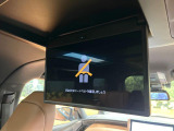 【フリップダウンモニター】大画面モニターで後席でもエンタメをお楽しみいただけます。小さなお子様にも大人気の装備です♪