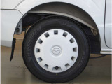 【ホイールキャップ】車に良く似合う純正ホイールキャップが装備されています。ノーマルタイヤ、スタッドレスタイヤも広島マツダにお任せください。