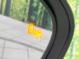 【ブラインドスポットモニター】走行中、ドアミラーの死角になりやすい箇所に後続車が接近するとサイドミラーのレンズに警告を表示!ドライバーに注意喚起をしてくれます。